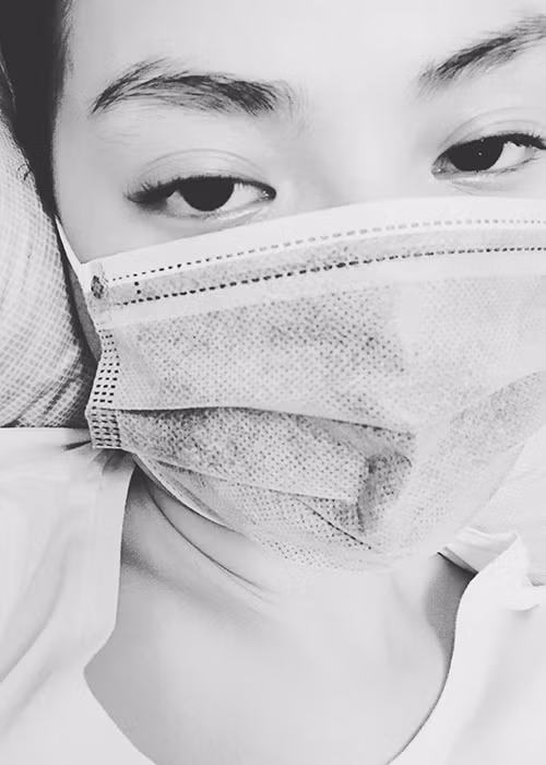 Hồng Quế than thở cô cảm thấy vô cùng mệt mỏi vì bị sốt rất cao trong thời gian dài.