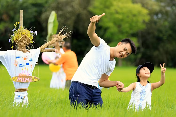 Diễn viên Tiến Lộc được biết đến qua các vai diễn trong các bộ phim như: “Chạm tay vào nỗi nhớ”, “Câu hỏi số 5”, “Miền quê thức tỉnh”, “Khát vọng xanh”, “Nhà có nhiều cửa sổ”,....