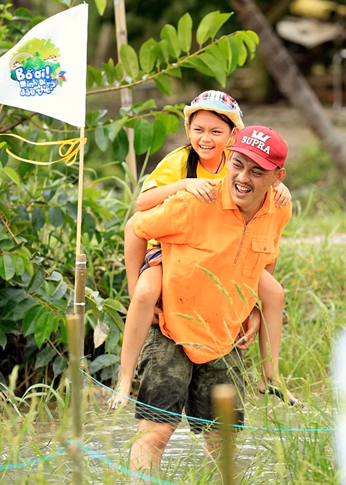 Nhạc sĩ Yên Lam là hội viên Hội âm nhạc TP Hồ Chí Minh, từng 2 lần đoạt giải “Nhạc sĩ được yêu thích nhất” giải thưởng Làn sóng xanh. Anh có tính cách khá trầm.