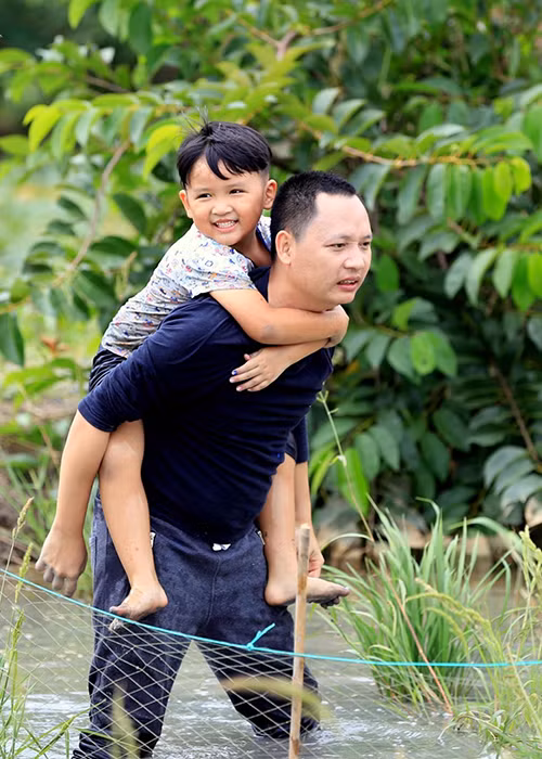 Một cặp bố con khác của “Bố ơi! Mình đi đâu thế?” mùa 4 là nhạc sĩ Nguyễn Hải Phong cùng con trai Nguyễn Hải Tường Minh.