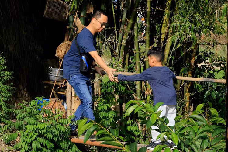 Con trai Nguyễn Hải Phong tên thường gọi Xì Trum. Cậu nhóc ít nói nhưng kiên trì, luôn quyết tâm làm đến cùng công việc đã bắt đầu.