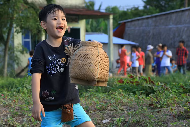 Thừa hưởng không ít gen nghệ thuật của bố, Hồng Long tỏ ra là một cậu bé thông minh và vô cùng lém lỉnh.