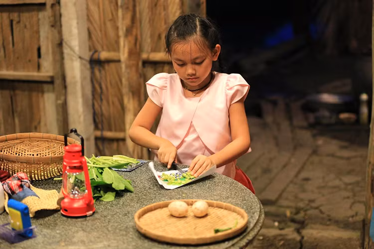 Trái ngược với bố của mình, bé Bào Ngư năng động, đáng yêu và nổi danh trên Youtube từ lâu với những MV có lượt xem lên hàng triệu view.