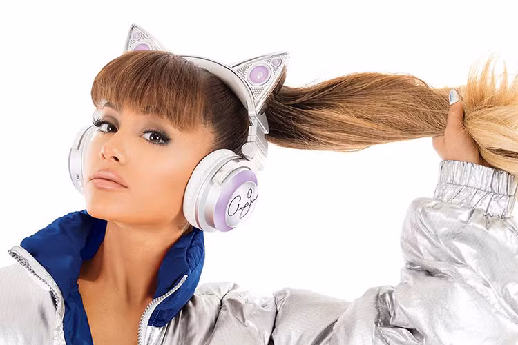 Vai diễn Charlotte trong vở kịch 13 đã mang về cho Ariana Grande giải thưởng National Youth Theatre Association Award.