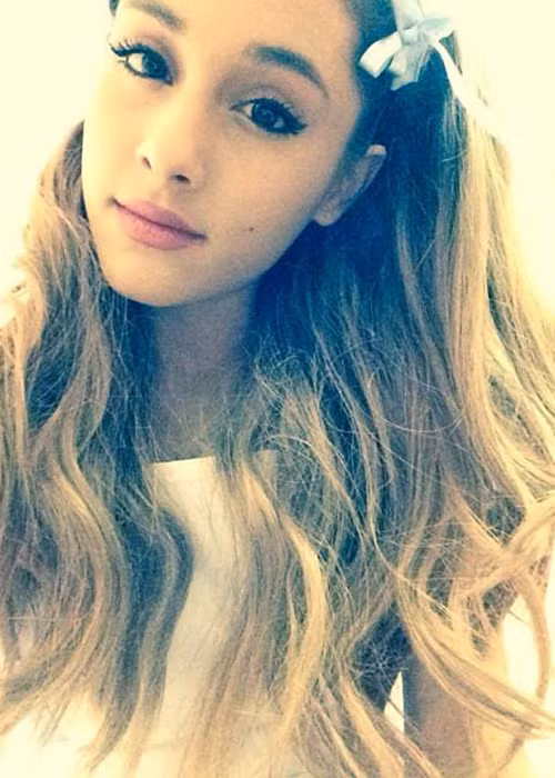 Ariana đang hẹn hò nam ca sĩ nhạc rap Mac Miller. Trước đó, cô từng gắn bó với vũ công Ricky Alvarez, rapper Big Sean.