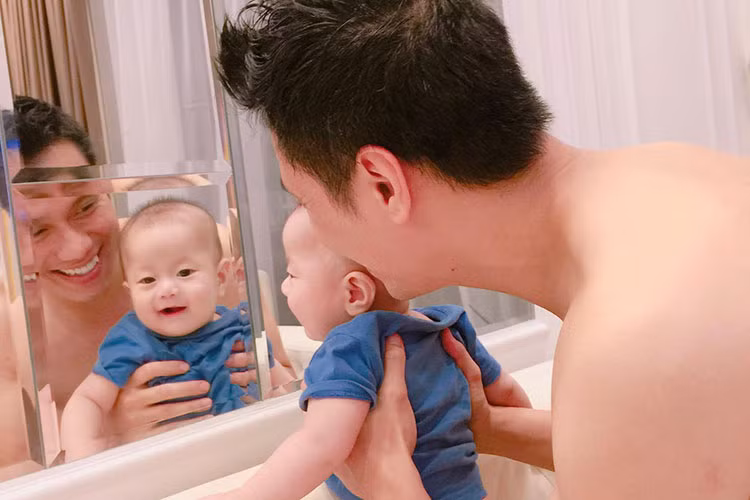 Diễn viên Việt Anh vui đùa cùng cậu con trai đầu lòng kháu khỉnh.