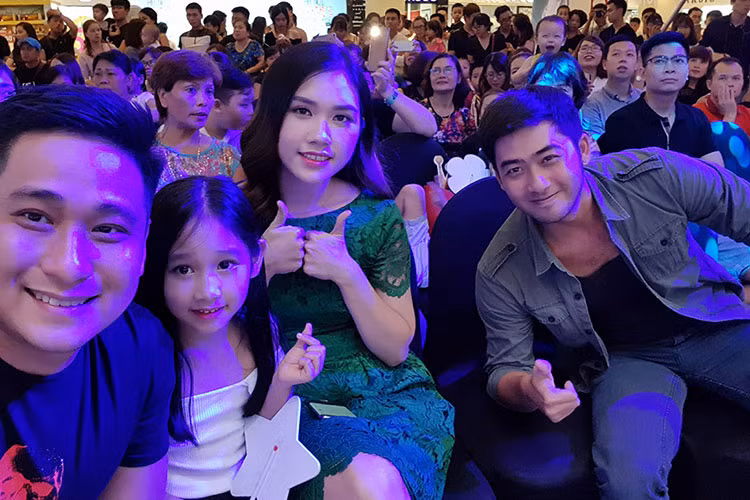 Vợ chồng Minh Tiệp vui vẻ chụp ảnh cùng diễn viên Bảo Anh "Người phán xử".