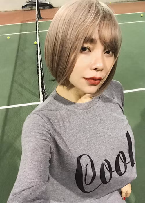 Trà Ngọc Hằng là sao Việt cắt phăng mái tóc dài thành tóc ngắn cá tính.