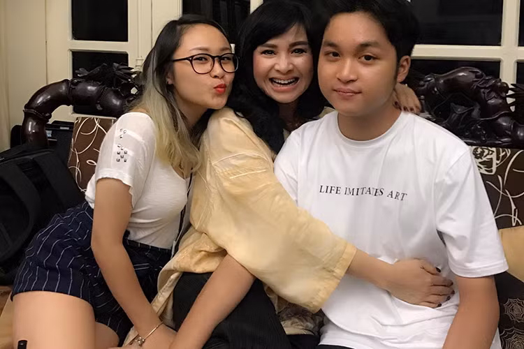 Diva Thanh Lam tâm sự về con trai: "Người đàn ông của tôi lên đường. Đầu đội trời. Mẹ vẫn nhớ tiếng khóc chào đời của con. Mẹ nghe thấy hiền hòa êm ái mẹ đón chào người đàn ông tí hon của mẹ đến với cuộc đời. Mẹ nguyện sẽ chịu mọi rủi ro đến với mình chỉ xin trời phật cho con mẹ lành lặn vuông tròn. Rồi cậu bé của mẹ nay đã trưởng thành lên đường đi học xa mẹ xa gia đình. Mẹ vui lắm cả 1 chân trời phía trước con hãy sải cánh đại bàng!".