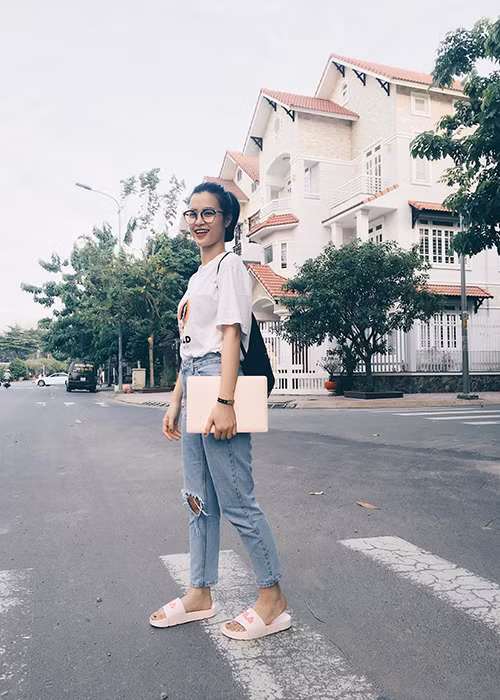 Đông Nhi ăn mặc trẻ trung khi đi họp là một trong những tin tức sao Việt ngày 25/8.