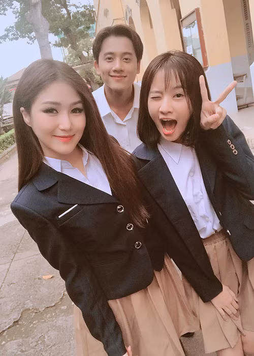 Hương Tràm (ngoài cùng bên trái) diện đồ nữ sinh quay MV.