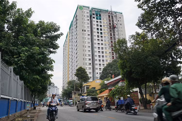 Sở GTVT TP HCM cho biết, tại những dự án xây cao ốc, Sở GTVT không được tham gia góp ý về quy hoạch. Tuy nhiên, gần đây, Sở Quy hoạch - Kiến trúc đã chuyển cho Sở GTVT góp ý về các dự án xây dựng cao ốc, khu dân cư. Sở GTVT đã yêu cầu chủ đầu tư thuê tư vấn đánh giá tác động về giao thông và sau đó cùng Nhà nước mở rộng đường.