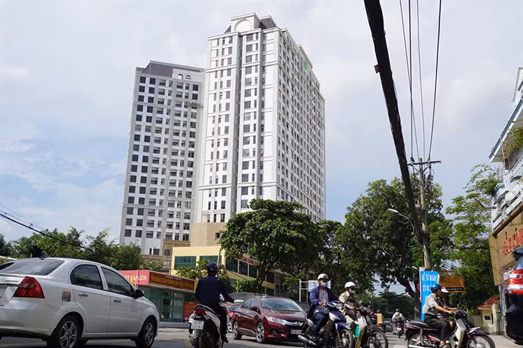 Nằm ngay giao lộ Hoàng Minh Giám – Hồng Hà, nút thắt cổ chai thường xuyên ùn tắc giao thông, là dự án Garden Gate. Dự án xây dựng trên khu đất rộng 4.700m2, quy mô 1 block cao 21 tầng với 272 căn hộ cao cấp.