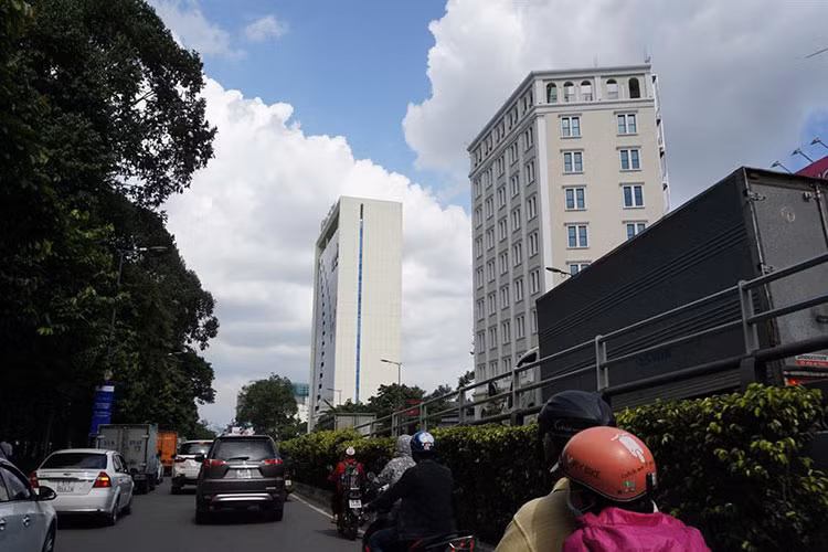Ở cửa ngõ sân bay phía đường Hoàng Văn Thụ, một cao ốc 20 tầng với khoảng 20.000m2 đã xây xong.