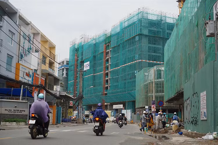 Đường Phổ Quang vốn đã nhỏ, trong khi hai bên đường hàng loạt dự án nhà cao tầng đang xây dựng.