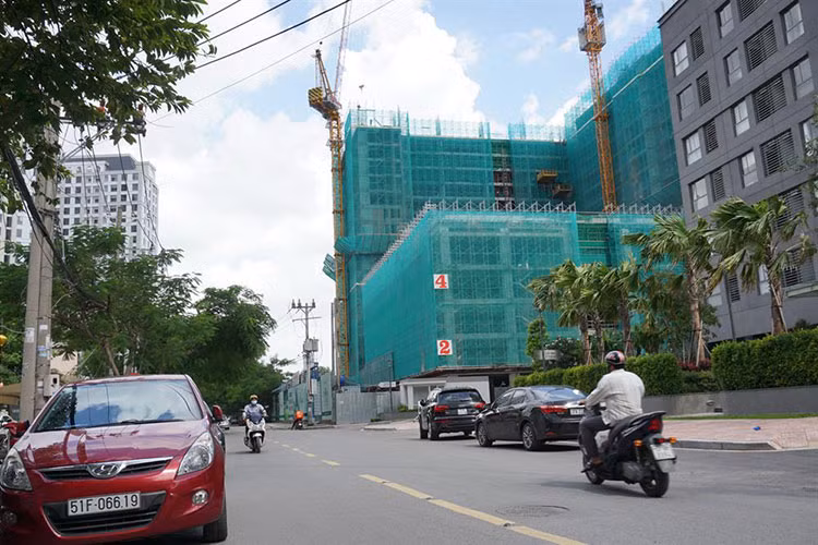 Nằm liền kề Orchard Garden là dự án Orchard Parkview với diện tích khu đất xây dựng gần 9.200m2, dự án có quy mô 2 tầng hầm và 24 tầng cao với gần 400 căn hộ.