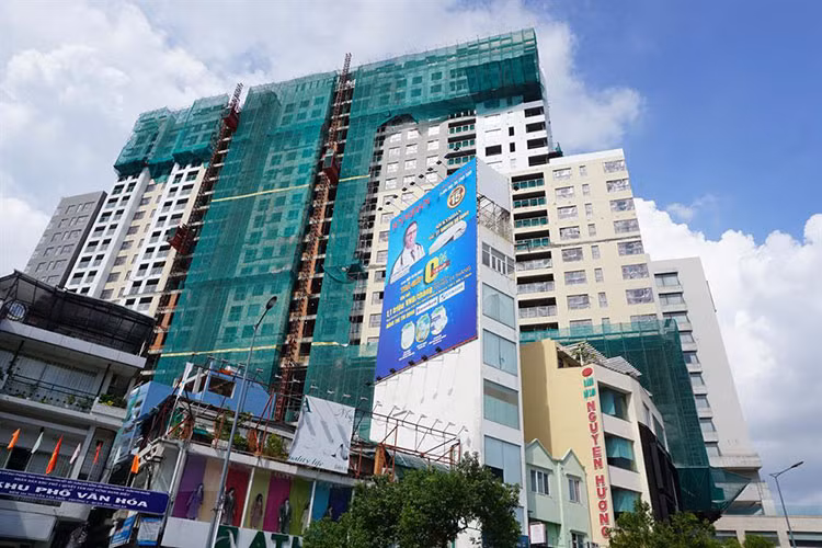 Đường Nguyễn Văn Trỗi - tuyến đường huyết mạch từ sân bay Tân Sơn Nhất vào trung tâm TPHCM cũng có một số tòa nhà cao tầng đang xây dựng.