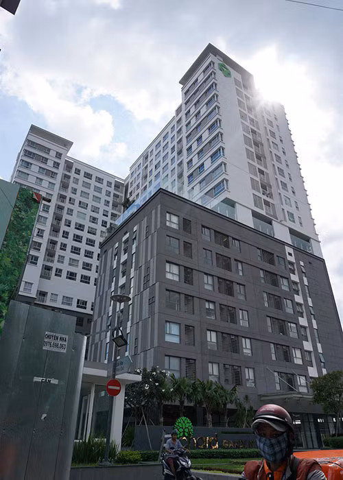 Trên đường Hồng Hà là dự án Orchard Garden xây dựng trên khu đất 4.300m2, đây là khu phức hợp thương mại, dịch vụ, văn phòng và gần 200 căn hộ cao cấp. Dự án có quy mô 18 tầng và hiện đang tiến hành bàn giao cho khách hàng.