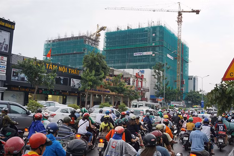 Trên đường Cộng Hòa cũng có dự án bất động sản với quy mô lớn đang xây dựng. Bình thường đường Cộng Hòa thường xuyên ùn tắc vì mật độ phương tiện quá đông.