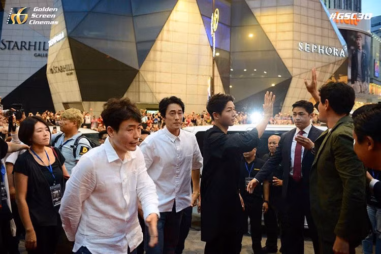 Dàn nghệ sĩ xuất hiện trong sự bất ngờ So Ji Sub di chuyển nhanh vào phía trong. Song Joong Ki có phần cởi mở hơn, anh nán lại chào người hâm mộ.