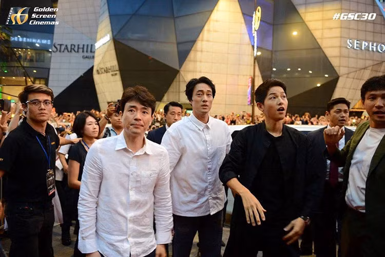 Sự ngạc nhiên của ông xã tương lai Song Hye Kyo. Đây là dự án phim đánh dấu sự trở lại của diễn viên Song Joong Ki sau Hậu duệ mặt trời. Tuy nhiên, bộ phim khi công chiếu bị đánh giá nhạt nhẽo, thiếu hấp dẫn.