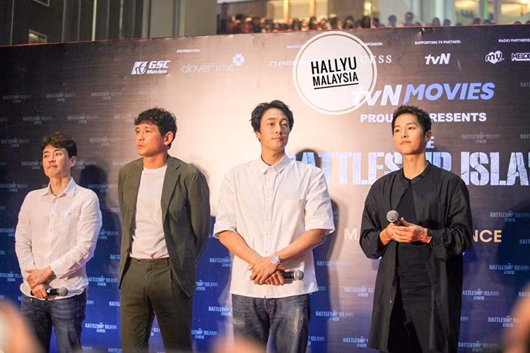 Mặc dù bị chê bai nhưng nhờ dàn sao nổi tiếng nên bản quyền chiếu phim của Song Joong Ki - The Battleship Island (Đảo địa ngục) đã bán cho 113 nước trên thế giới, tỏng đó có Mỹ, Canada, Pháp, Italy, Nga, Thổ Nhĩ Kỳ.