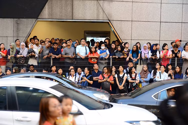 Nhiều người đã cố gắng xếp hàng sớm để có chỗ đứng lý tưởng chờ thần tượng.