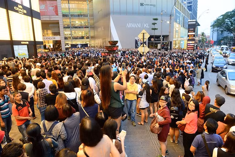 Theo ghi nhận của báo chí có hơn 10.000 người hâm mộ xếp hàng kín hai bên đường để chờ đón thần tượng từ đầu giờ chiều. Họ tranh thủ ghi lại từng khoảnh khắc đoàn xe của dàn sao Hàn.