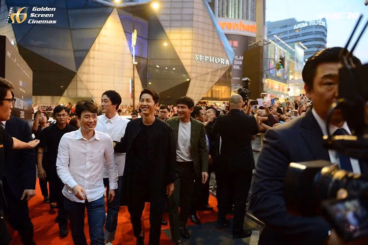 Ê-kíp đến từ Hàn Quốc bất ngờ vì sự hâm mộ của người dân Malaysia. Trong buổi giao lưu tại Singapore sau đó, Song Joong Ki cùng đồng nghiệp không nhận được sự tiếp đón đông đảo đến thế.