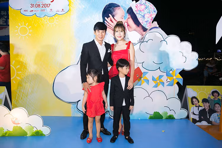 Vợ chồng Lý Hải - Minh Hà cũng xuất hiện trong buổi công chiếu phim "Nắng 2" bên các con.