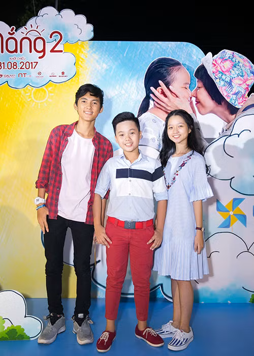 Bộ ba sao nhí "Tôi thấy hoa vàng trên cỏ xanh": Thịnh Vinh, Trọng Khang và Thanh Mỹ hội ngộ đi xem phim.