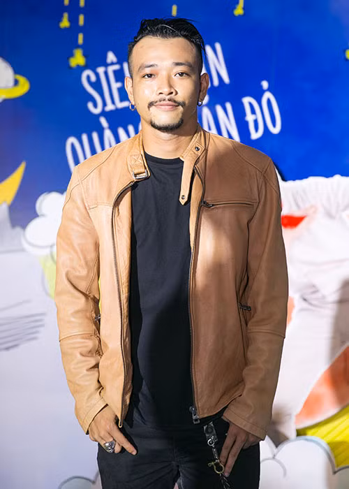 Hoàng Phi tham gia "Nắng 2" với vai Hoàng - một kẻ có vẻ ngoài bặm trợn vô tình "bắt cóc" mẹ Mưa.