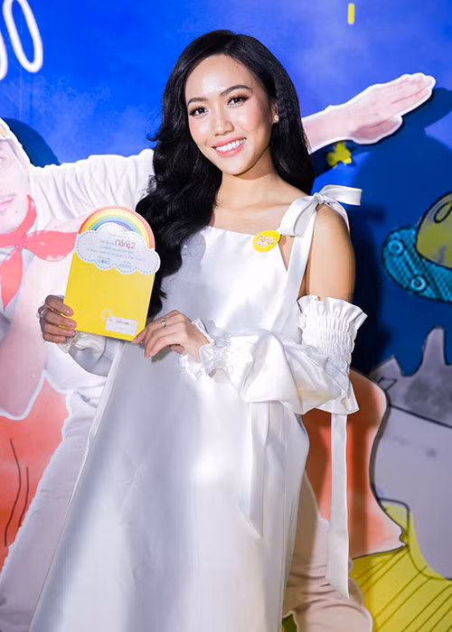 Diễn viên Diệu Nhi cũng háo hức đến thưởng thức câu chuyện cảm động của mẹ con Mưa - Nắng trong phim.