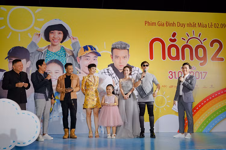 Đoàn làm phim "Nắng 2" giao lưu với khán giả trong buổi công chiếu phim tại Sài Gòn.