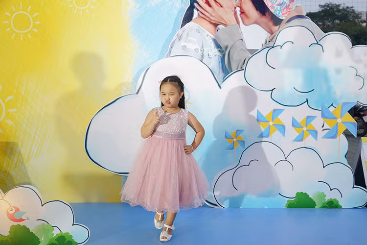 Diễn viên nhí Kim Thư nhận được nhiều sự chú ý khi đóng vai bé Nắng đáng yêu.