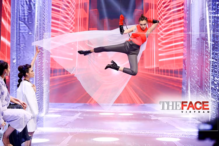 Trong tập 10, team Lan Khuê không giành chiến thắng vì vậy Tú Hảo buộc phải vào vòng nguy hiểm. Tuy nhiên, Phương Chi của team Hoàng Thùy bỏ cuộc bởi vậy Tú Hảo được an toàn. Ảnh: Hoa học trò online