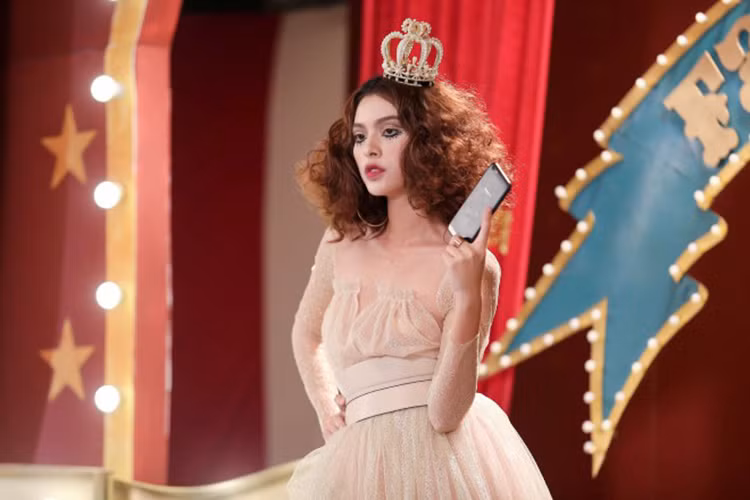 Bước vào tập 9, là thí sinh đầu tiên thực hiện thử thách Chụp hình cùng chủ đề "phép màu selfie kép" nhưng Tú Hảo vẫn rất tự tin. Cô được giám khảo khen giúp nhiếp ảnh gia dễ dàng bắt được góc ảnh đẹp. Ảnh: Thể thao văn hóa