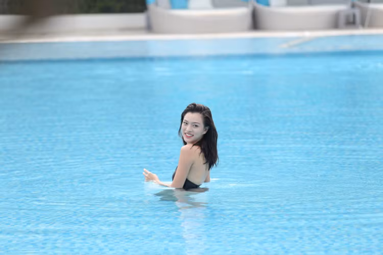 Trong tập 5, ở thử thách "Quay TVC dưới nước", Tú Hảo được HLV Minh Tú khen ngợi có biểu lộ cảm xúc tốt trước ống kính. Ở thử thách chụp hình với nhóm, cô có thần thái cuốn hút trong mọi khuôn hình. Ảnh: Pháp Luật Việt Nam