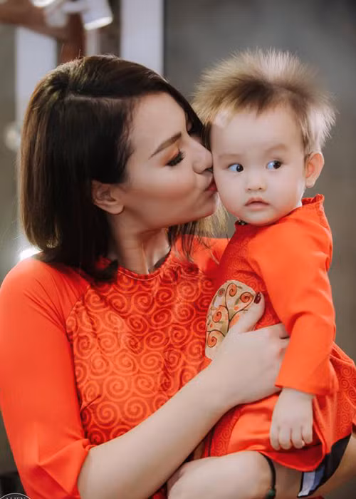 Cô con gái sắp tròn 1 tuổi của Hồng Quế càng ngày càng đáng yêu.