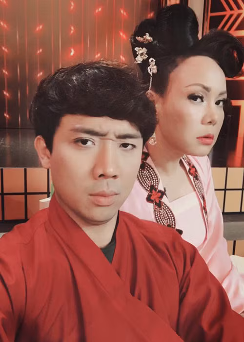 Trấn Thành đăng ảnh bên Việt Hương đồng thời chú thích: "Hậu cung đang căng lắm nha".