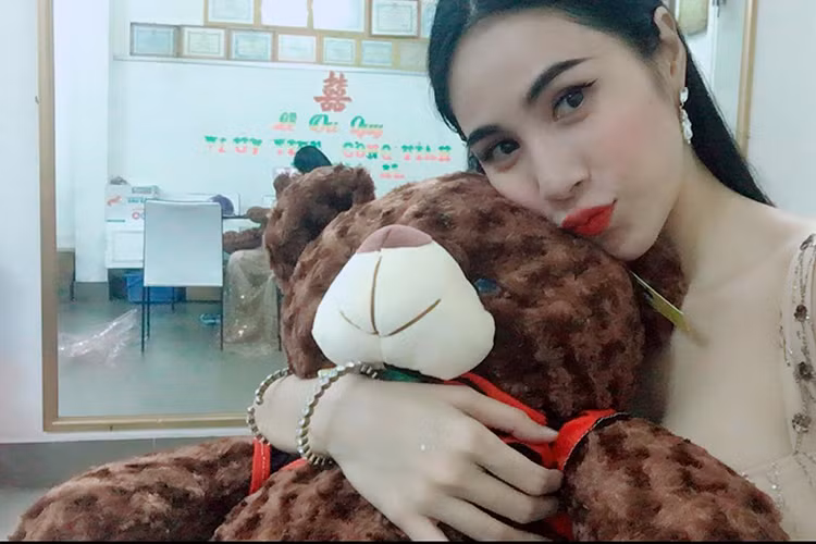 Thủy Tiên chia sẻ: "Hôm nay cảm ơn FC cô Tiên đã ngoài hát cùng Tiên 1 đoạn lại còn tặng con gấu to đùng đáng yêu quá sức, định về nhà ôm gấu ngủ tối nay mà chị Gạo vừa thấy con gấu đã hét lên giành với mẹ bảo là "mẹ lớn mẹ ôm gấu người ta cười. Gấu chỉ dành cho người nhỏ xíu như con thôi". Ở đâu ra triết lý này vậy?".