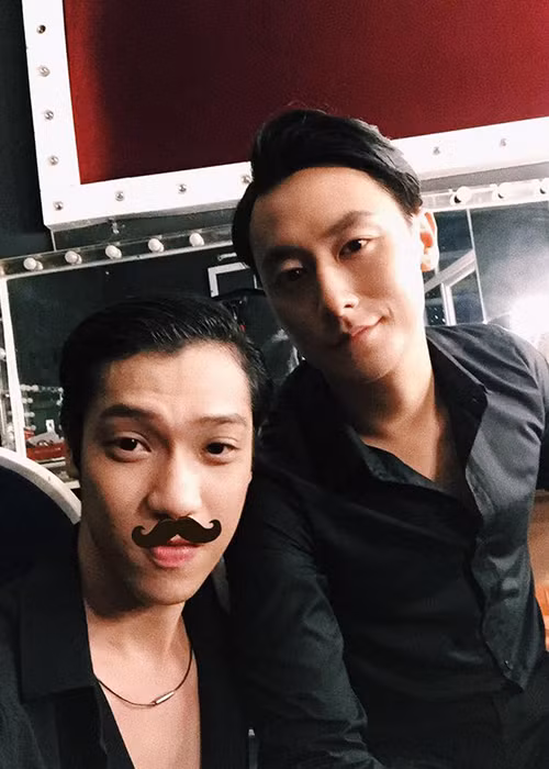 Vũ công Hiền Sến thân thiết bên Rocker Nguyễn. Hiện, cả hai đóng chung phim Glee phiên bản Việt.