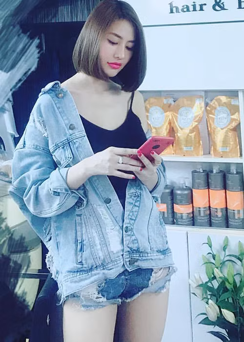 Linh Chi liên tục cập nhật hình ảnh cá nhân và không hề đả động đến chuyện tình cảm sau ồn ào chia tay Lâm Vinh Hải.