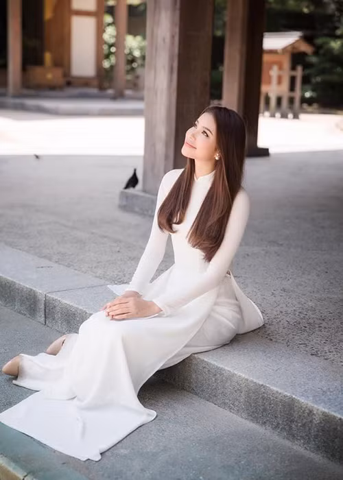 Phạm Hương đăng tải hình ảnh mặc áo dài kèm chia sẻ: "Ai cũng nhìn thấy vẻ đẹp, không ai nhìn thấu nỗi đau".