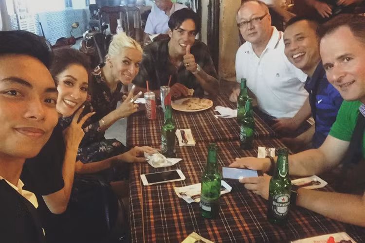 Vợ chồng Khánh Thi - Phan Hiển hội ngộ Chí Anh (thứ ba bên phải).