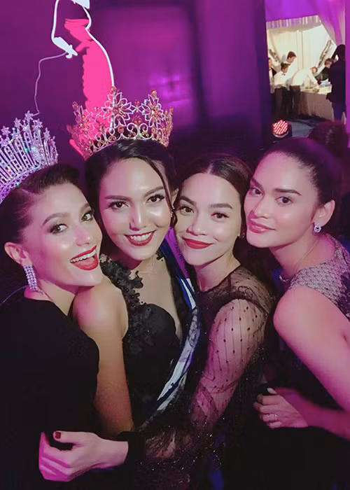 Mới đây, trên trang cá nhân, Hồ Ngọc Hà đăng tải loạt ảnh thân thiết bên Hoa hậu Hoàn vũ Thế giới 2015 Pia Alonzo Wurtzbach (ngoài cùng bên phải). Ảnh: Facebook Hồ Ngọc Hà