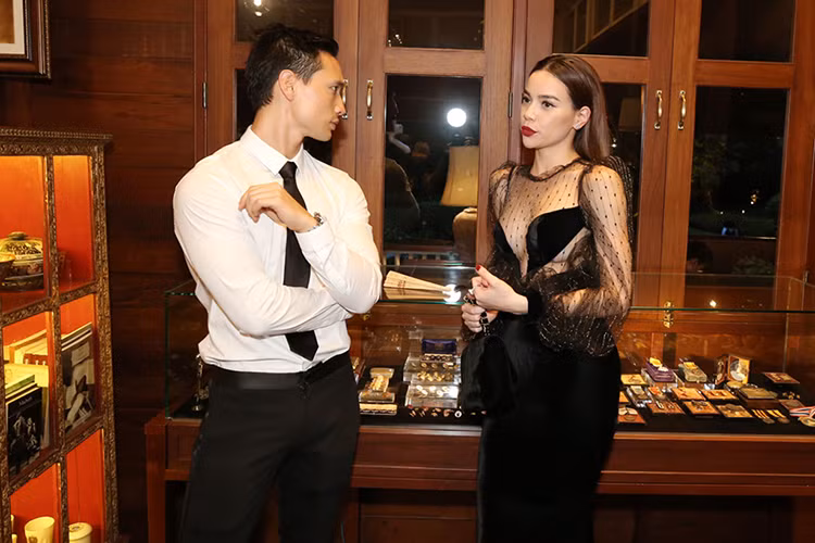 Tại sự kiện, Hồ Ngọc Hà còn xuất hiện bên Kim Lý. Được biết, nam diễn viên phim "Hương ga" đi cùng "nữ hoàng giải trí" trong chuyến đi Thái Lan này. Hiện tại, cả hai vướng tin đồn hẹn hò sau khi tung MV đóng chung. Ảnh: Zing