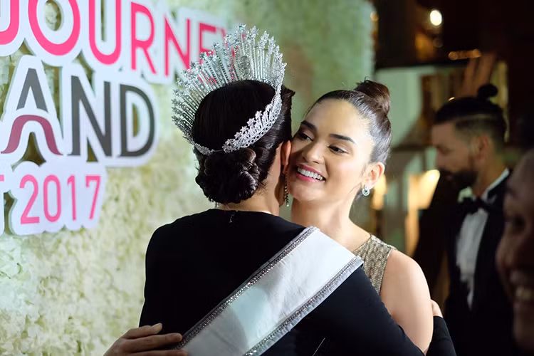 Hoa hậu Mareeya Poonlertlarp ôm chầm lấy Hoa hậu Pia Alonzo Wurtzbach tại sự kiện. Ảnh: Miss Universe Thailand