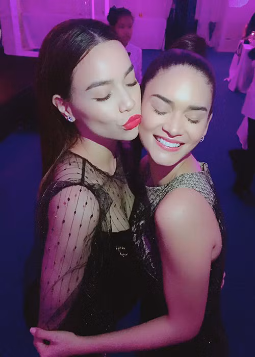 Có dịp đọ sắc cùng Hoa hậu Pia tại sự kiện ở Thái Lan, Hà Hồ xinh đẹp không kém cạnh. Ảnh: Facebook Hồ Ngọc Hà