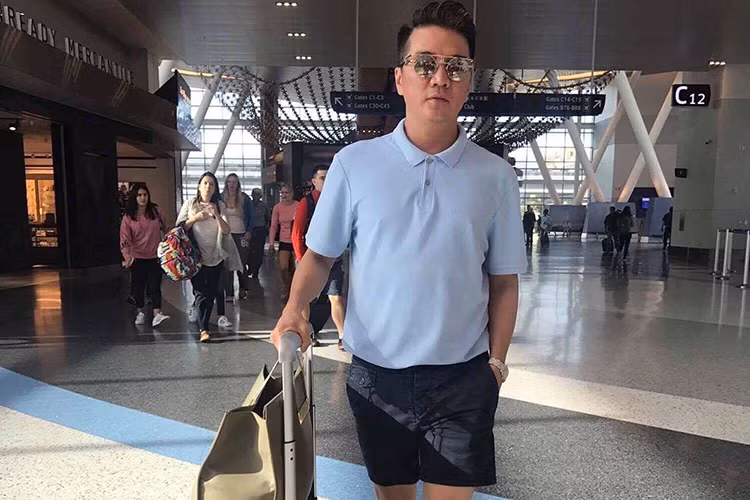 Mr Đàm lại hài hước chia sẻ: “Cô bé nguy hiểm đã hủy show! Tội nghiệp quá! Tội luôn khán giả Việt Nam nữa! Cô ấy sốt 42 độ và ho kinh khủng. Không thể hát đuợc. Tìm một ngày khác thôi”.